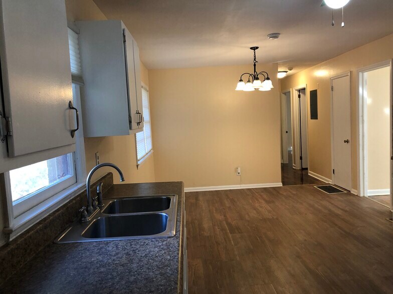 Building Photo - 1846 Colony Dr