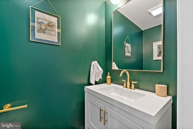 Building Photo - 2648 E Mayfield St