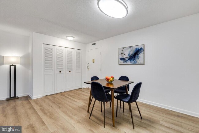 Building Photo - 2030 N Adams St