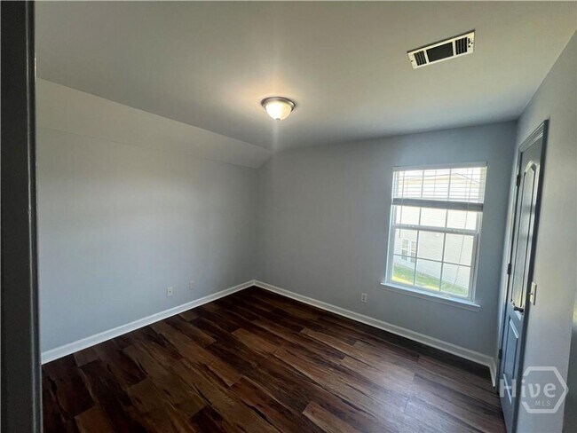 Building Photo - 4 bed, 2.5 bath townhouse