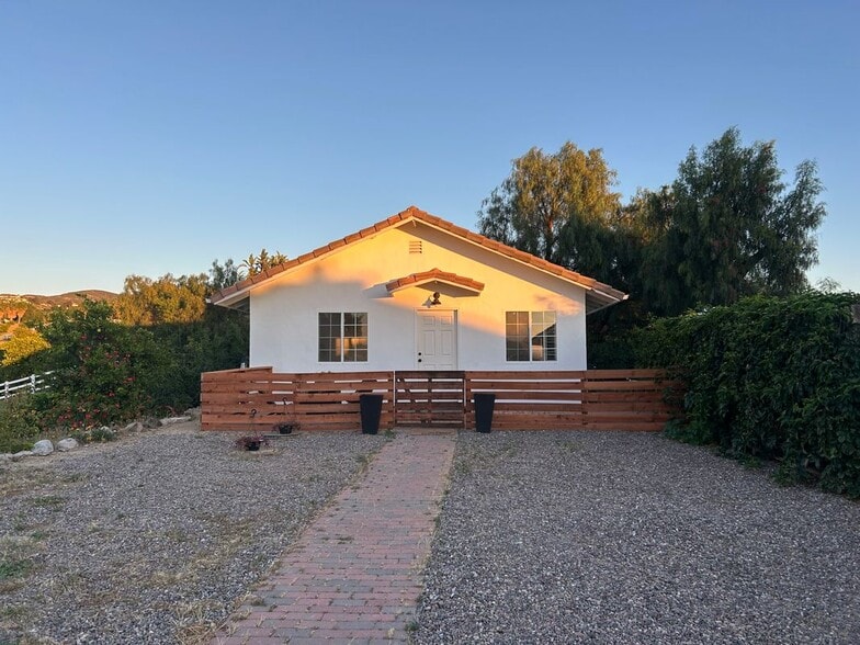 Building Photo - 37645 Vía De Los Arboles