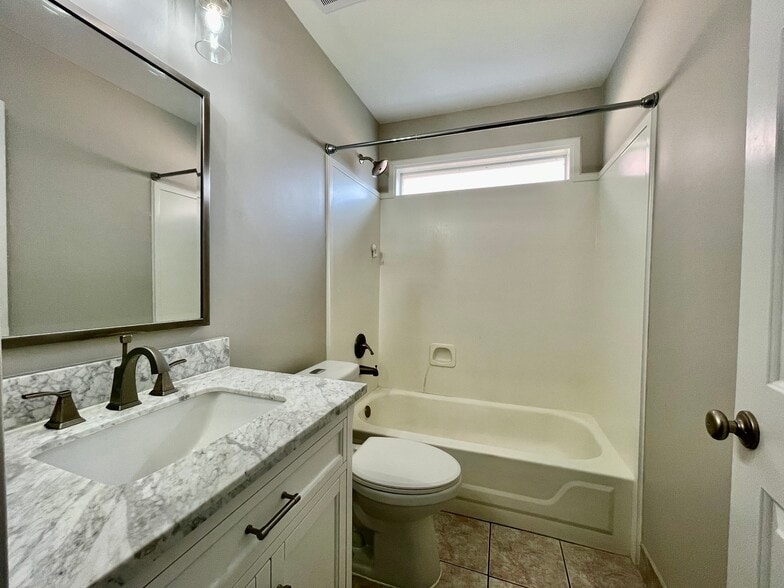 Building Photo - 1492 Howling Dr