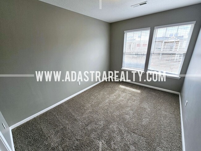 Building Photo - Very Spacious Townhome in West Olathe-Available in APRIL!!