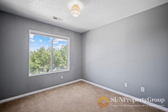 Building Photo - 1574 Calais Ct