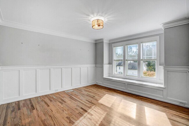 Building Photo - AVAILABLE FOR MOVE-IN AUGUST 10, 2026-BEAUTIFUL HOME ON A HILL!  FIRST FLOOR MASTERBEDROOM!