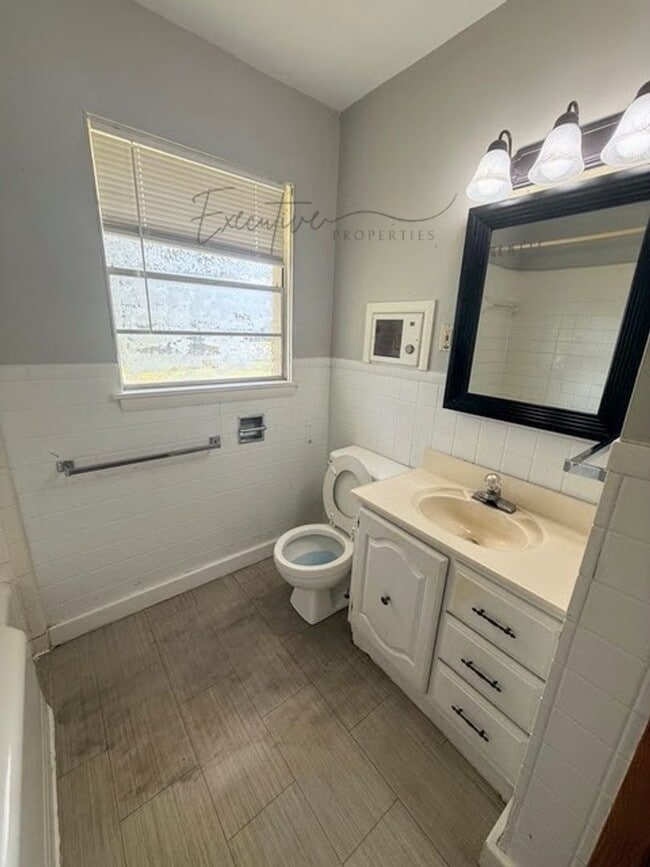 Building Photo - 4-Bedroom Family Home in a Quiet Sulphur N...