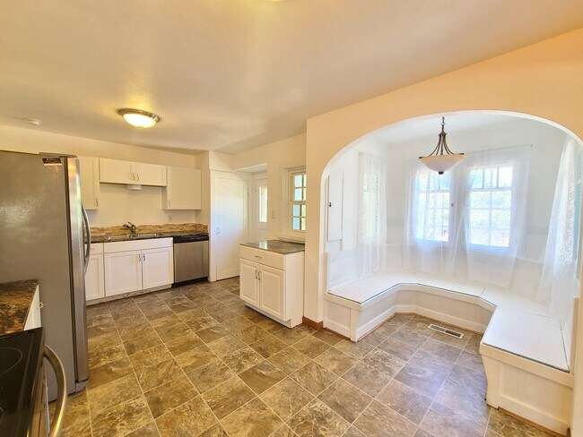 Building Photo - $2,200- 4 Bed / 2 Bath House on an Almost Acre Lot in Spokane Valley