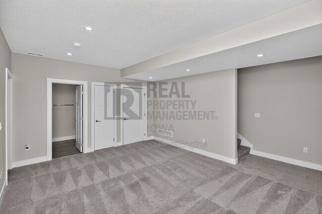 Building Photo - 5638 Fernwood Dr
