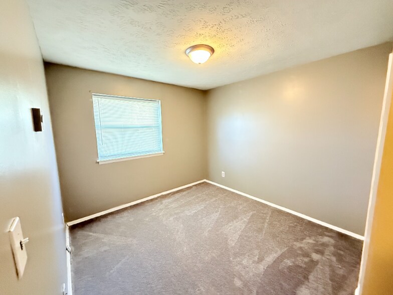 Building Photo - 1325 Longfellow Dr