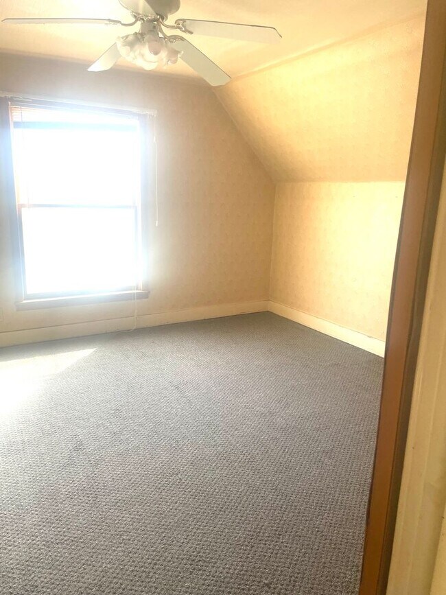 Building Photo - 2 Bed 1 Bath Single Family Home - Includes Garage