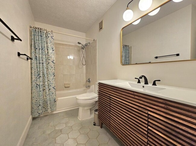 Building Photo - 7660 Willow Point Dr
