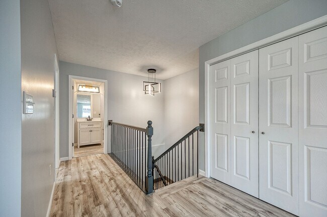 Building Photo - Grand Ave Duplex