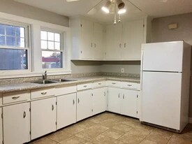 Building Photo - 144 S Maple St