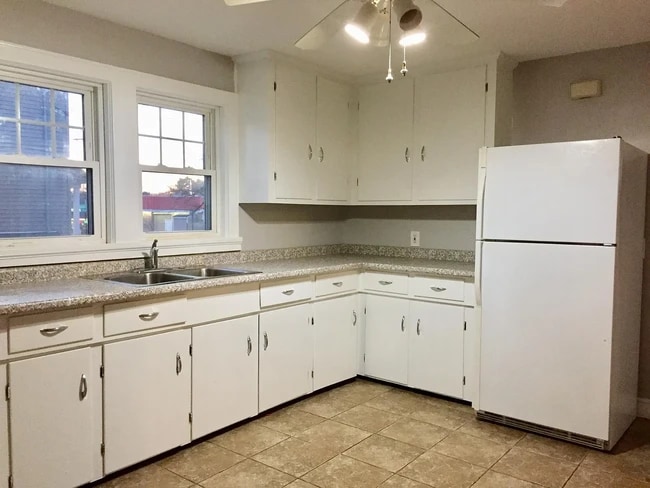 Building Photo - 144 S Maple St