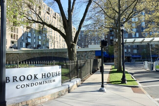 Building Photo - 99 Pond Ave