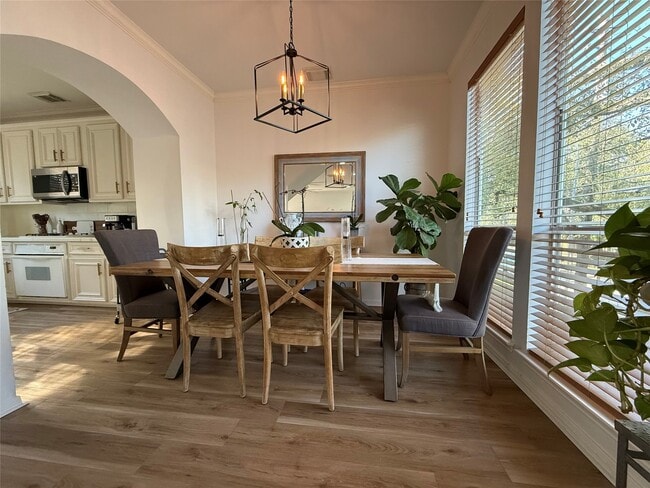 Building Photo - 1702 Tuam St