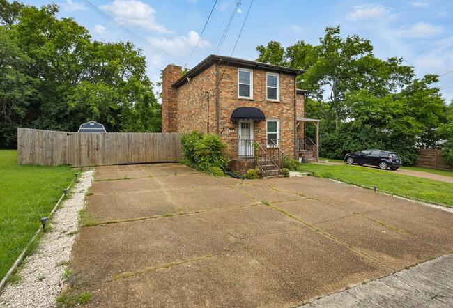 Building Photo - Beautiful 2 Bedroom 1.5 Bathroom Duplex