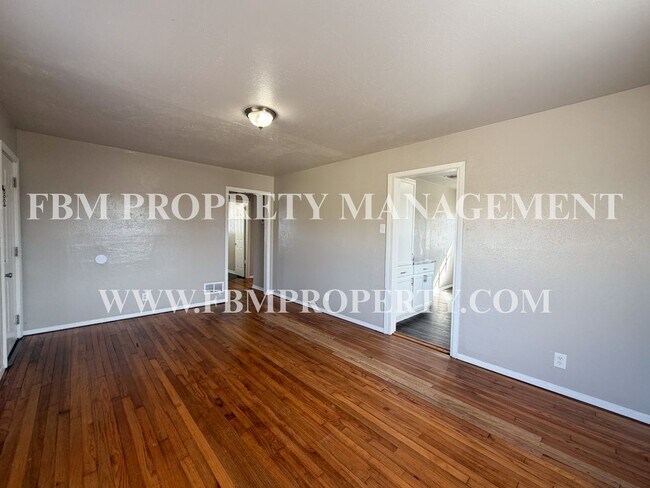 Building Photo - 410 N Flat St