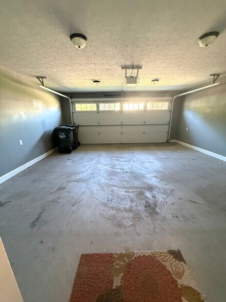 Building Photo - 416 Elm St