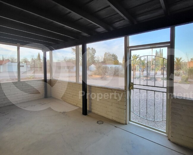Building Photo - 905 S La Bellota