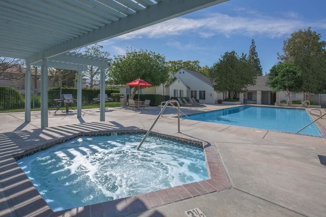 Building Photo - River Ridge Apartment Homes