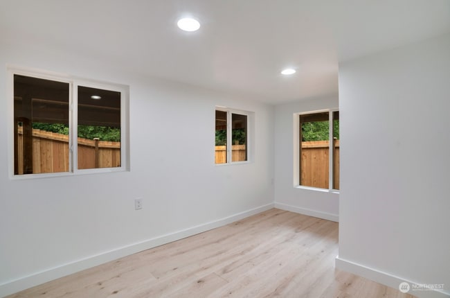 Building Photo - Private Property 2 BD, 2 BATH House!