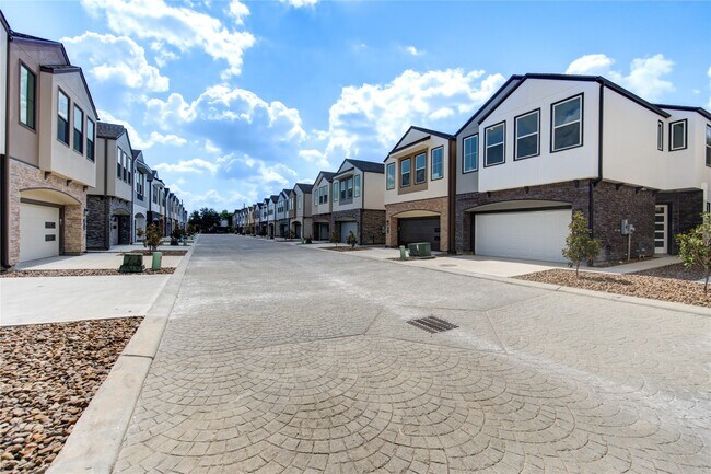 Building Photo - 2915 El Fenice Ln