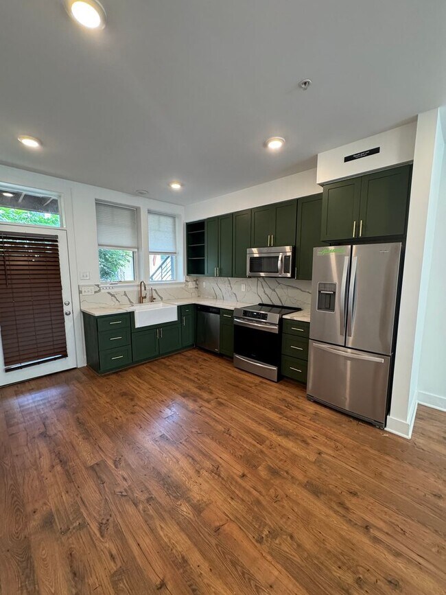 Building Photo - Beautiful 2 bed /1 bath condo in desirable Germantown - walking distance to coffee shops, restaur...