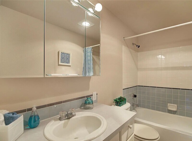 Building Photo - Must See Ballard Condo!!!