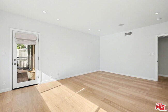 Building Photo - 1021 Westmount Dr