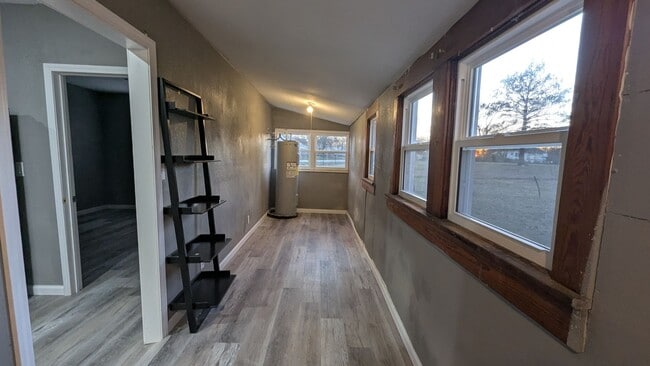 Building Photo - 410 E 6th St