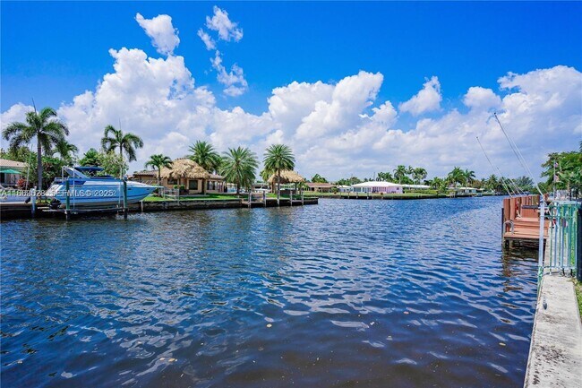 Building Photo - 840 Pine Dr