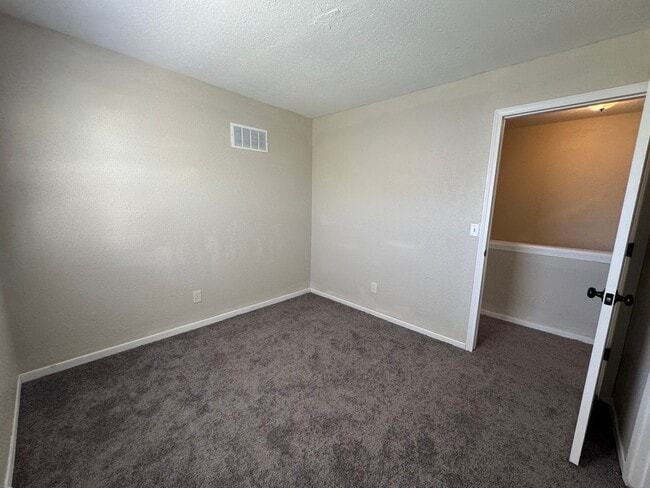 Building Photo - Beautiful 3 Bedroom, 1.5 Bath Townhome wit...