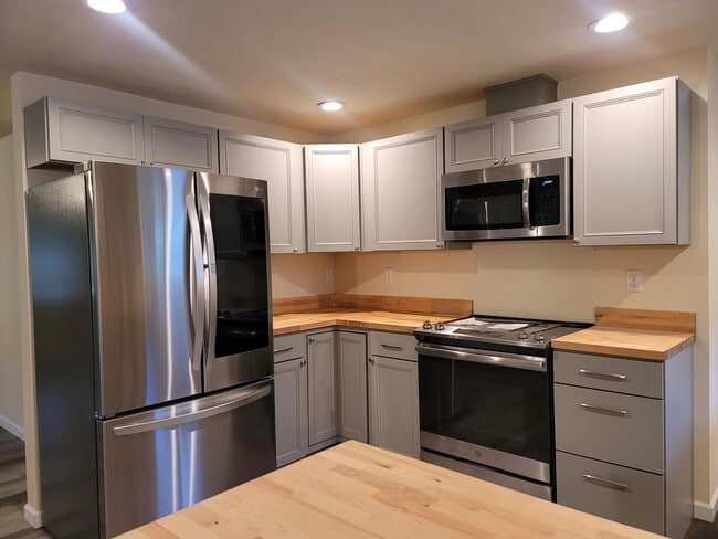 Building Photo - 2 Bedroom Rambler in Suquamish!