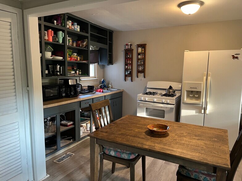 Kitchen - 437 S Peachtree St