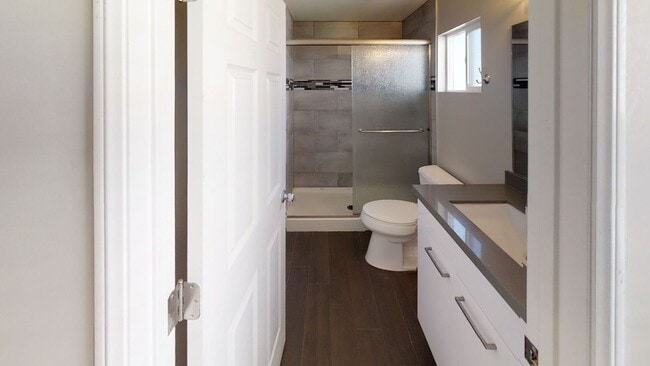 Building Photo - Huge Bedrooms, lots of Parking, closest to campus!