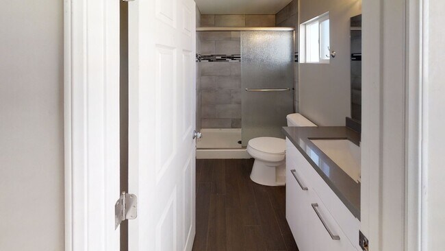 Building Photo - Huge Bedrooms, lots of Parking, closest to...