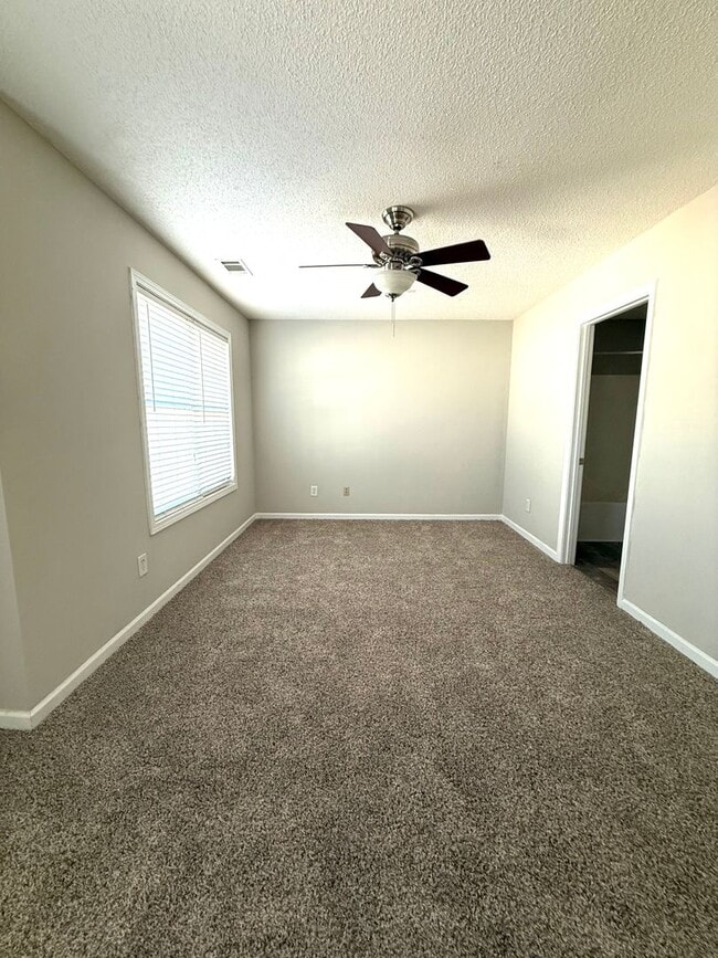Building Photo - 2 bed 2 bath townhome