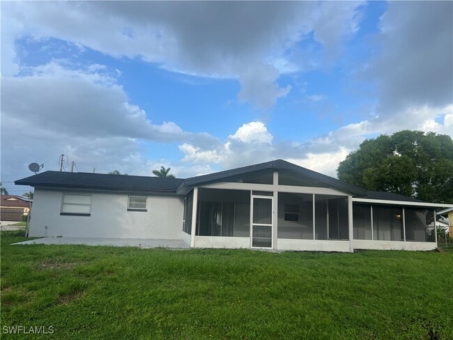 Building Photo - 2203 Santiago Ave