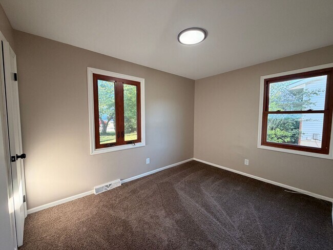 Building Photo - Rockford Schools! 4 Bedroom Duplex