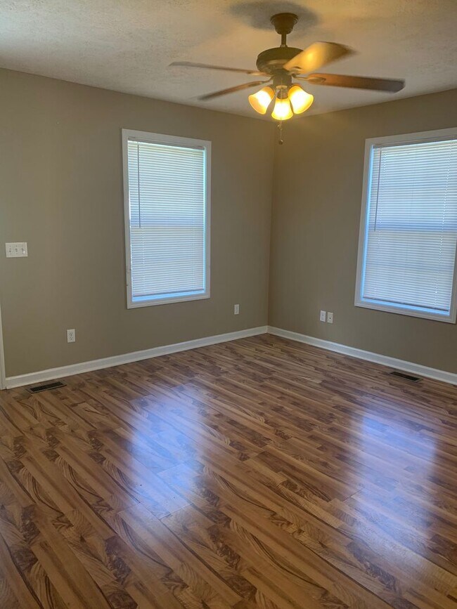 Building Photo - COMING SOON...3 Bedroom in GREAT LOCATION in the Center of Town!
