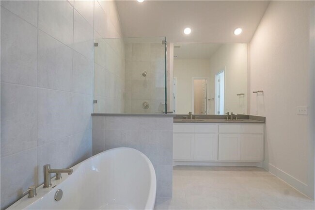 Building Photo - 621 Pinnacle View Dr