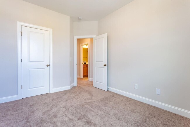Building Photo - BEAUTIFUL TOWNHOME WITH COMMUNITY POOL