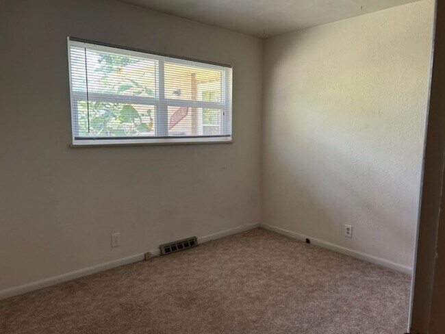 Building Photo - 3006 Butternut Dr