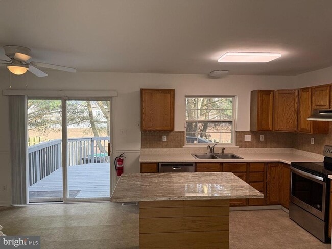 Building Photo - 3 Coachlight Dr