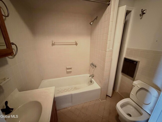 Building Photo - 10 W Main St