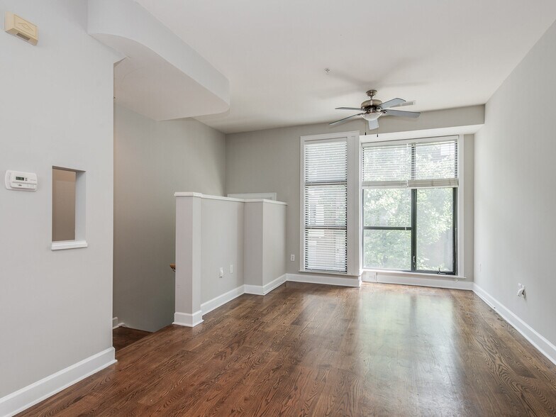 Building Photo - 640 Garden District Dr
