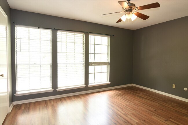 Building Photo - 940 Wycliffe Dr