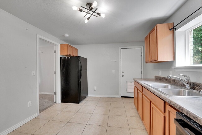 Building Photo - $2,395 - 2 Bed, 1 Bath Home in Denver with...