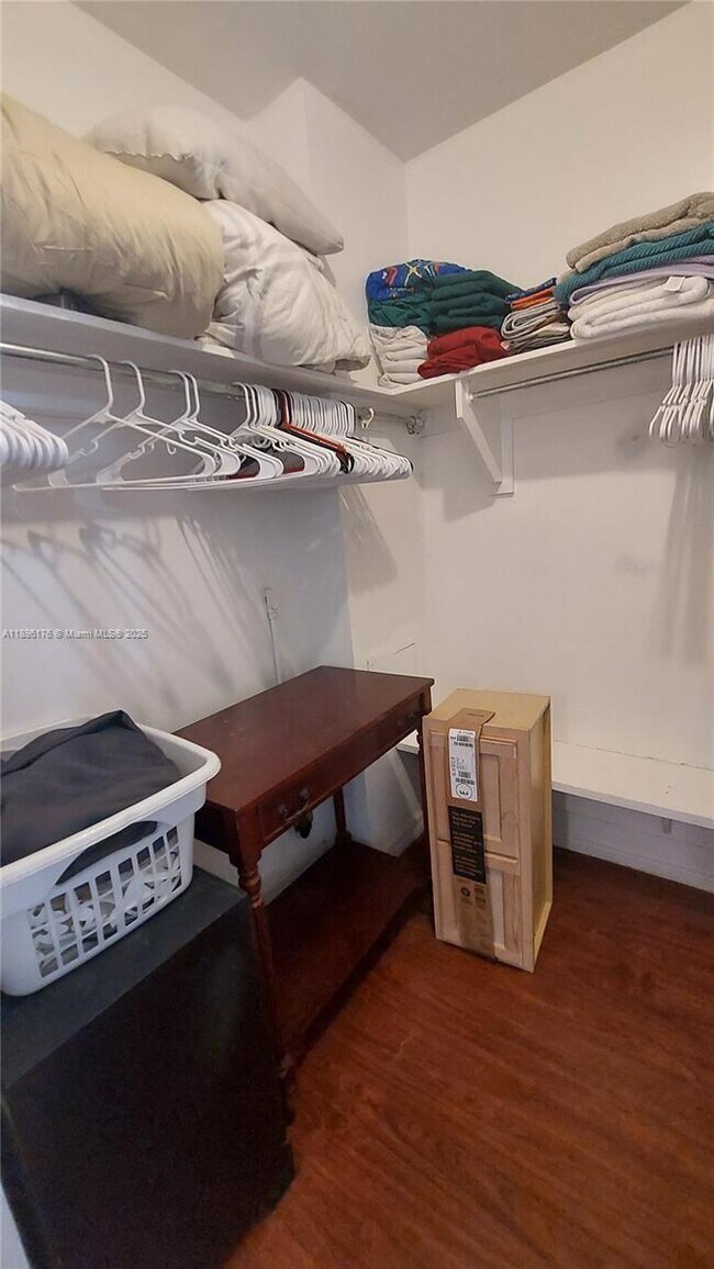 Building Photo - 825 Brickell Bay Dr